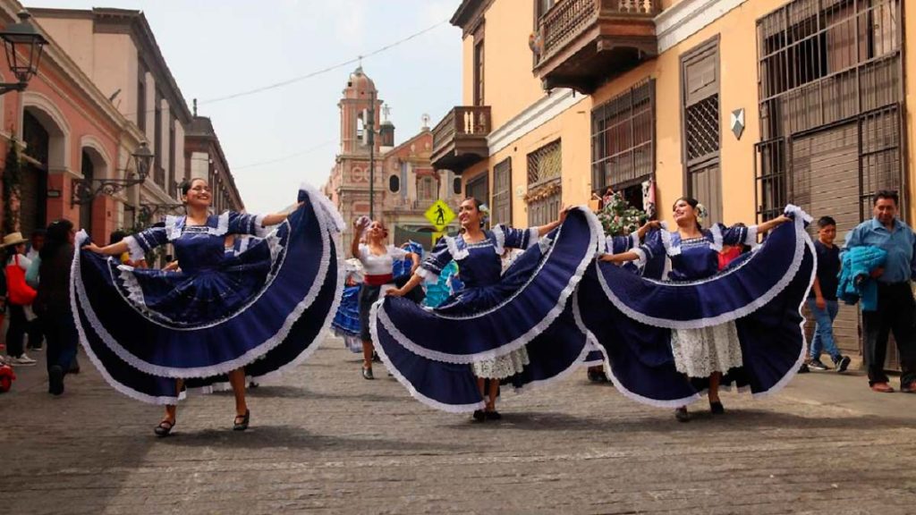 Pasacalle dominical en el centro historico de Lima