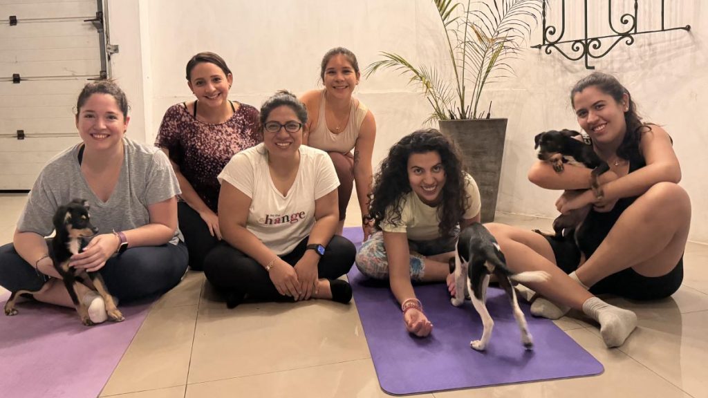 Yoga con perritos en el Día de la Madre